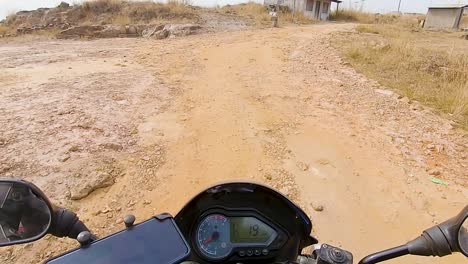 motociclista montando una bicicleta en senderos fuera de carretera durante el día desde un ángulo plano