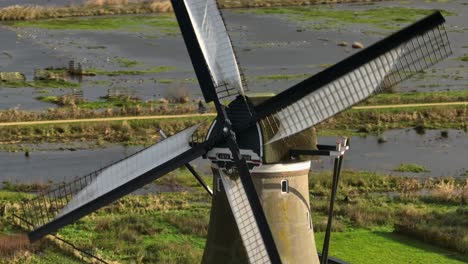 imágenes aéreas en órbita alrededor del molino de viento histórico boezemmolen nr