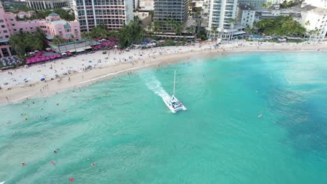 disparo aéreo de un crucero de cena al atardecer con parejas que buscan disfrutar de la cena y las bebidas