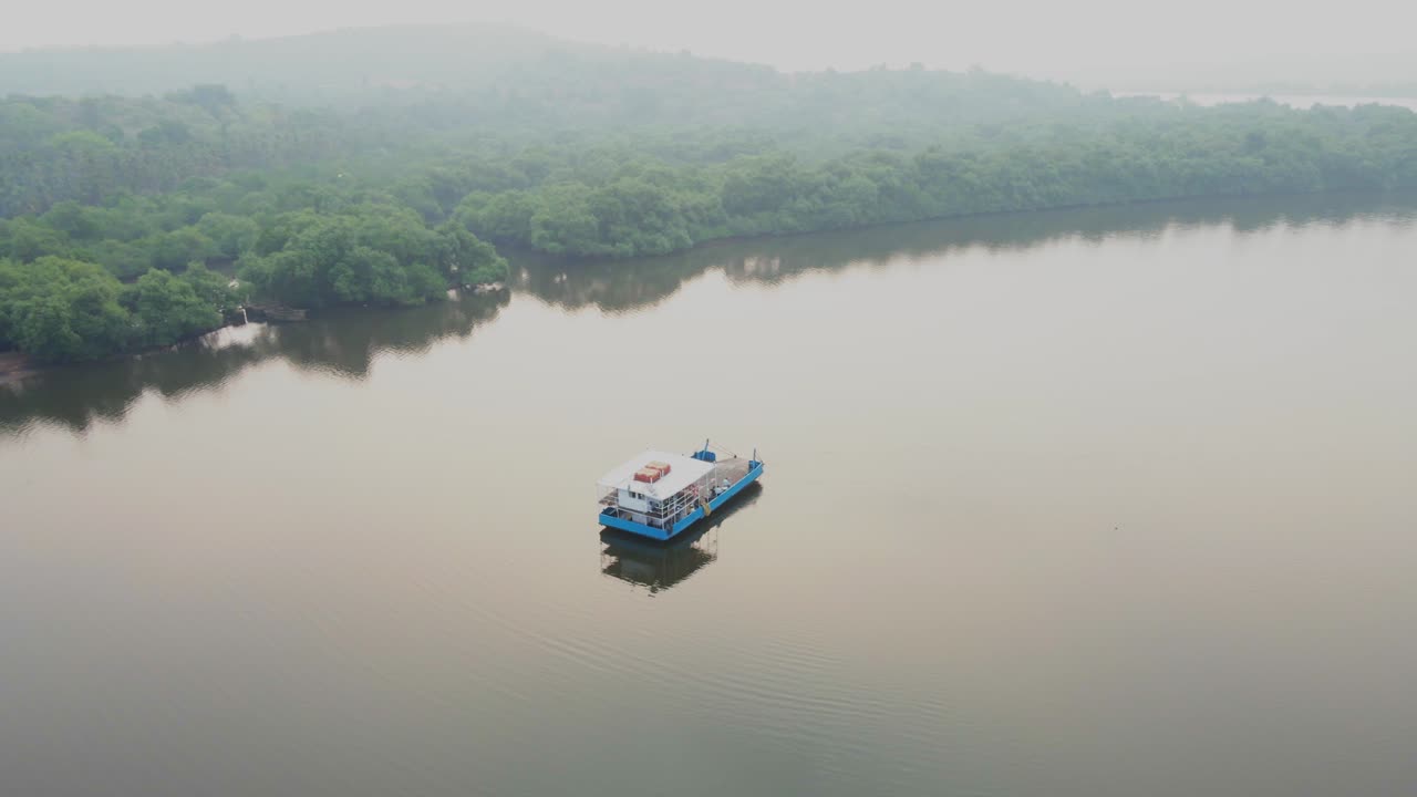 enviar barco en el río quieto india goa isla divar panjim drone mañana niebla puesta de sol clima brumoso tiro orbital