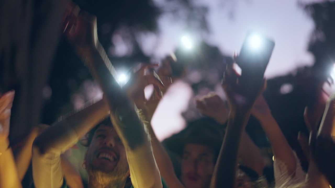 вспышка света, вечеринка и люди празднуют