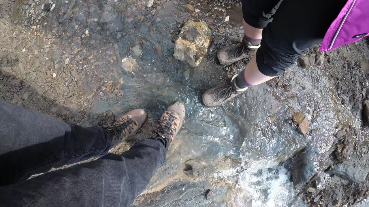 senderismo en dolomitas italia con un dji mavic air y un yi 4k+ en un estabilizador