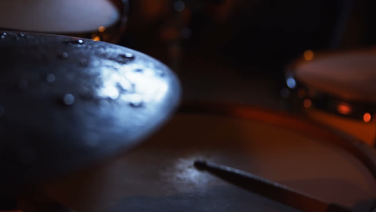 baterista tocando el tambor en el estudio