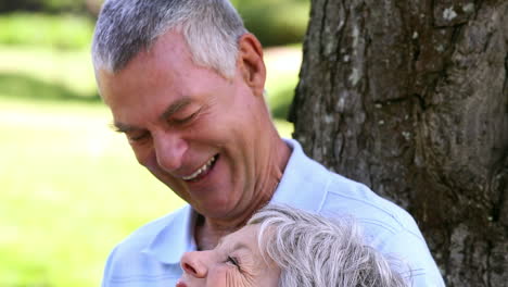 una pareja de mayores relajándose juntos en el parque.