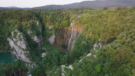 Toma-Aérea-Del-Parque-Nacional-Del-Lago-Plitvice-En-Croacia,-Europa-13