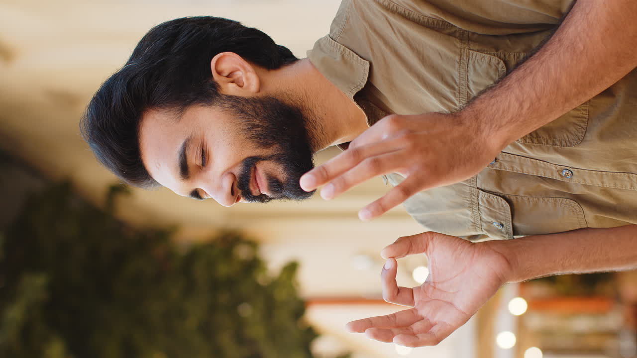 hombre posando al aire libre