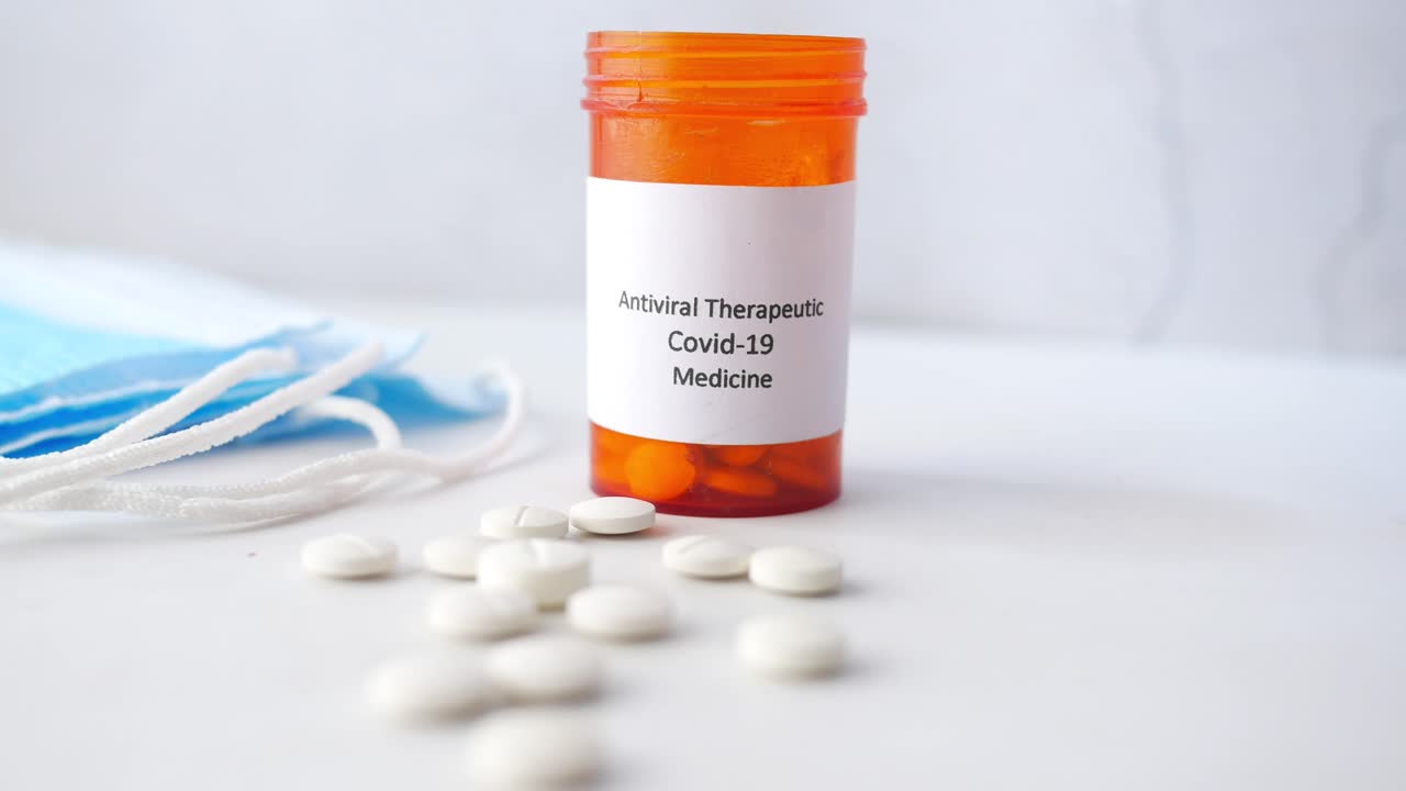 항바이러스 코로나19 의약품과 얼굴 마스크