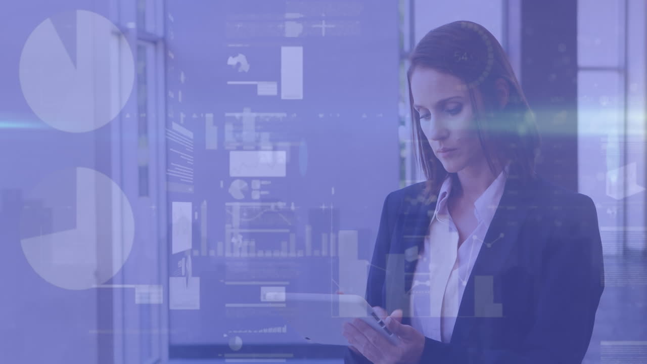 animación de procesamiento de datos estadísticos contra una mujer de negocios biracial que utiliza una tableta en la oficina