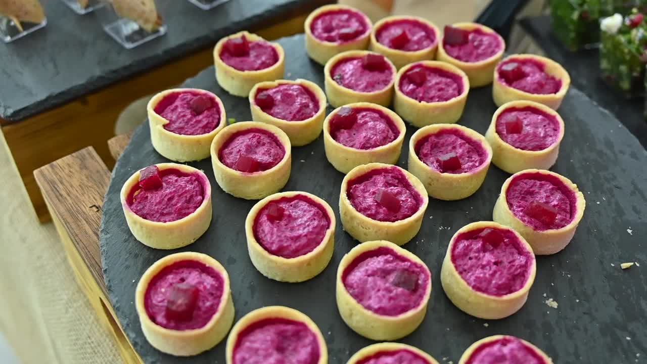 mini tarta de hummus de remolacha, mini mordeduras árabes saladas