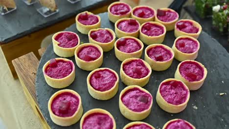 mini tarta de hummus de remolacha, mini mordeduras árabes saladas