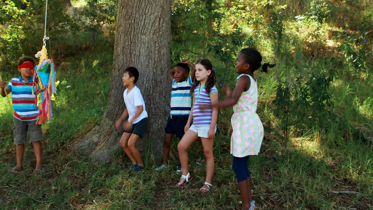 공원에서 놀고 있는 친구 들 의 그룹