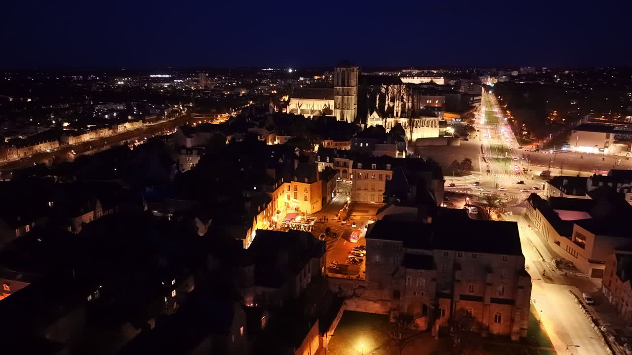Veduta aerea del centro storico di Le Mans di notte, con la cattedrale illuminata di Saint-Julien sullo sfondo, Francia
