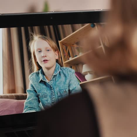 Una-Mujer-Habla-Con-Un-Niño-A-Través-De-Una-Videollamada