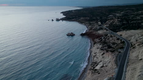 Carretera-Costera-Vacía-En-La-Isla-De-Chipre-Cerca-De-Paphos,-La-Roca-De-Afrodita