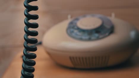 marcando un número en un viejo teléfono de alambre vintage, recoger el teléfono y llamar