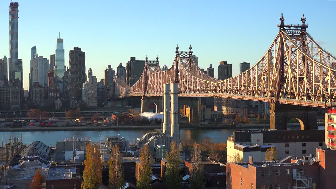 queensboro bridge와 queens foreground 1이 있는 맨해튼 뉴욕 스카이라인의 아름다운 샷