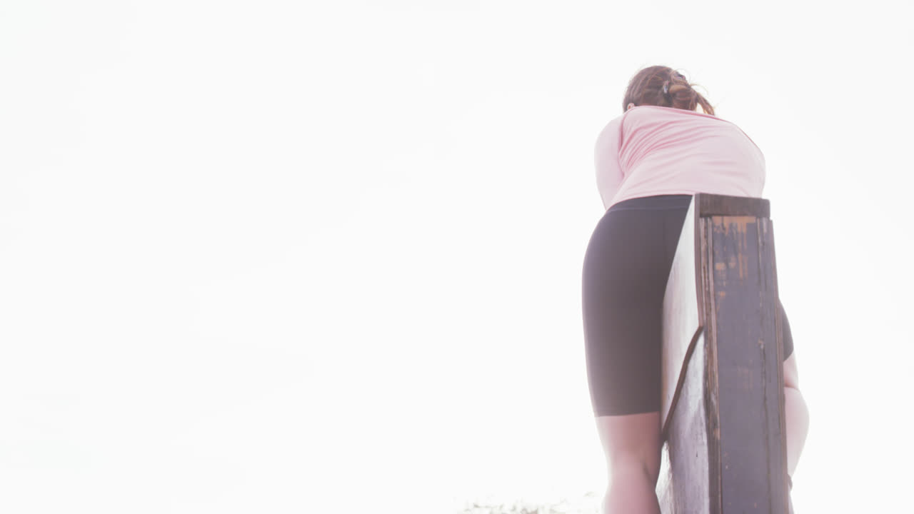 여자 친구 들 이 함께 부트 캠프 에서 운동 을 즐기고 있다