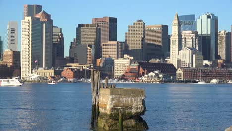 establecimiento de una toma del horizonte del distrito comercial del centro de boston, massachusetts, con taxis acuáticos pasando