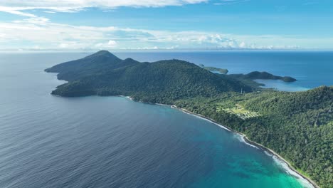 Costa-Oeste-De-La-Isla-Weh-Con-Exuberante-Vegetación-Y-Un-Campamento-Militar,-Vista-Aérea