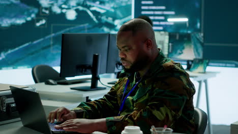 un equipo de profesionales militares en el centro de control monitorea la inteligencia por satélite.