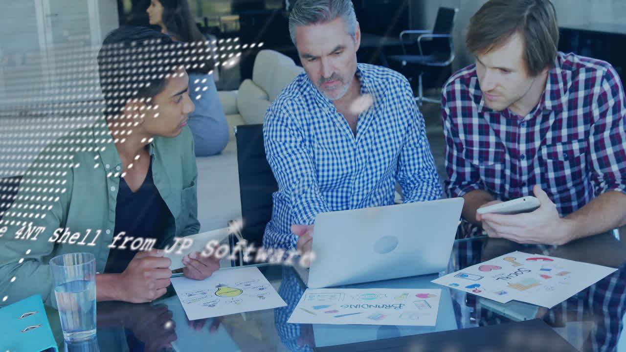 animación del procesamiento de datos financieros sobre diversos colegas que discuten el trabajo en la oficina