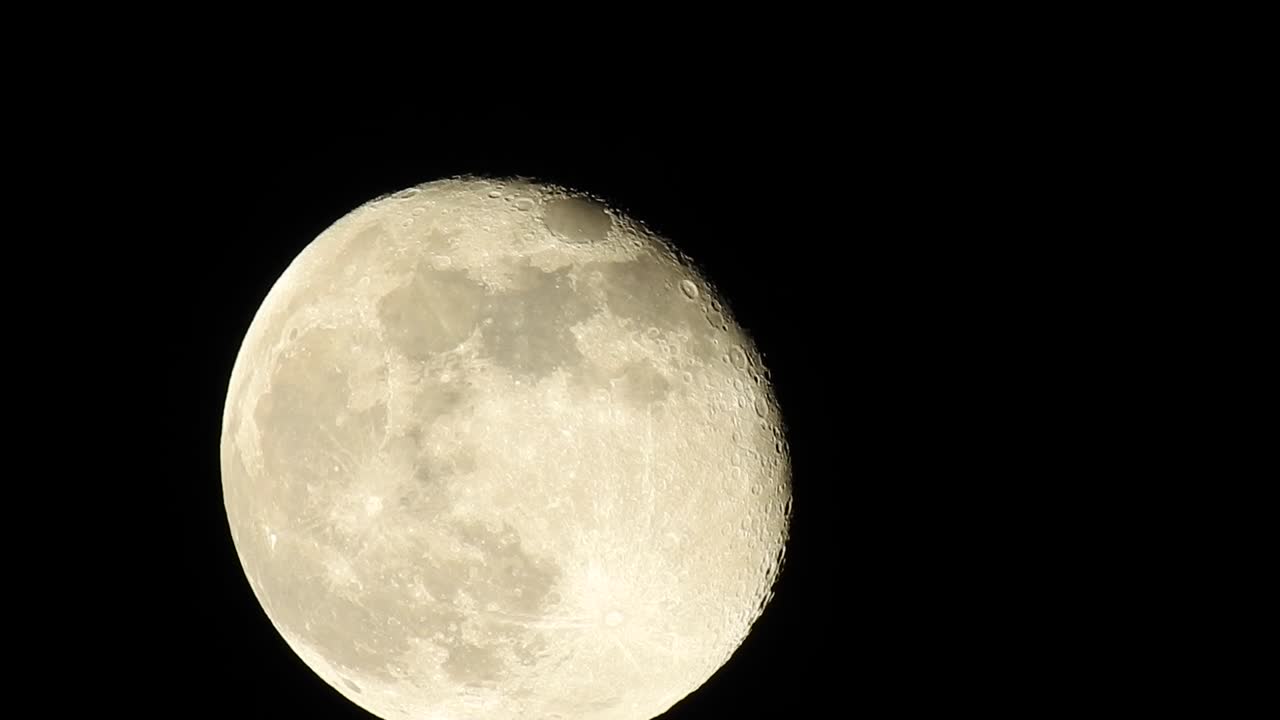 Filmagem da lua cheia em primeiro plano