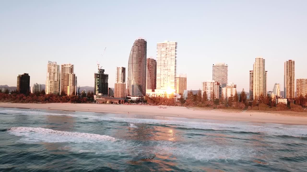 일출 동안 우아하고 현대적인 건물 위로 공중을 거꾸로