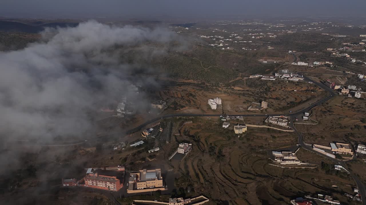 el coche que se acercaba por el aire se detuvo cerca de la carretera, abha, arabia saudita