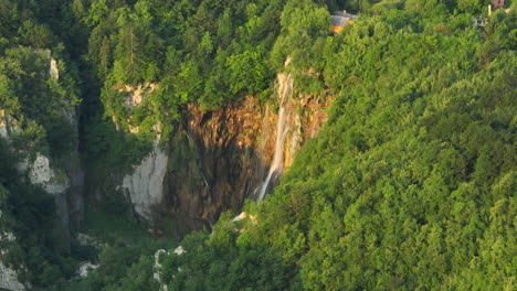 Toma-Aérea-Del-Parque-Nacional-Del-Lago-Plitvice-En-Croacia,-Europa-9