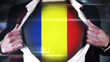 hombre de negocios abriendo la camisa para revelar la bandera de rumania