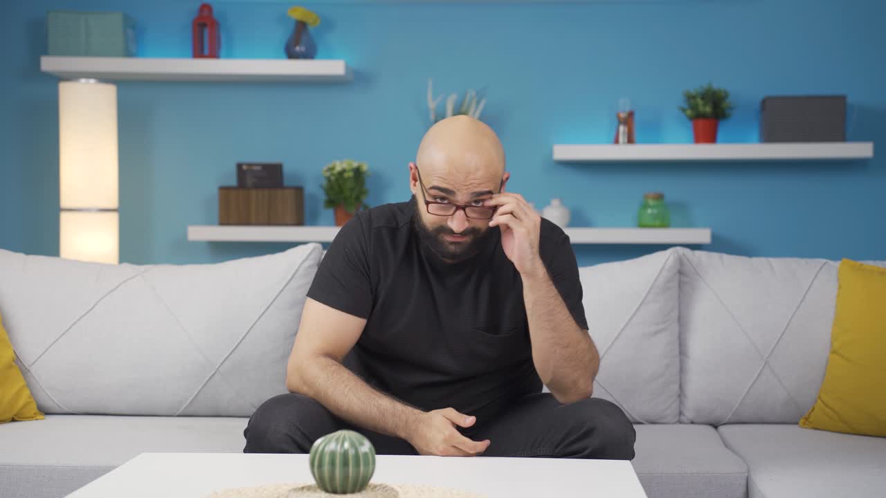 L'uomo con gli occhiali