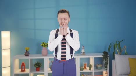 hombre vestido con estilo pensativo y deprimido en casa.