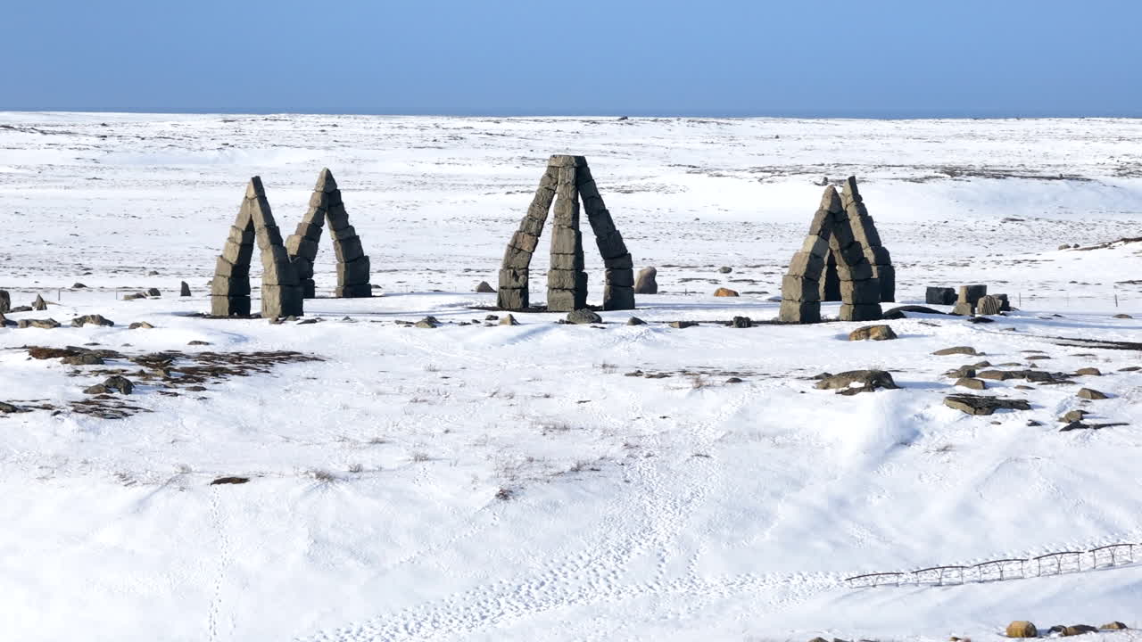 아이슬란드의 스톤헨지 기념비의 파랄락스 드론 뷰 (stonehenge monument in winter time in iceland on a sunny day)