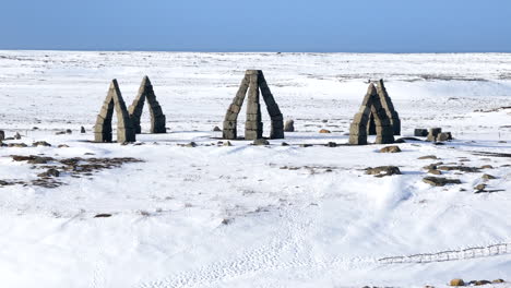 parallax vista de avión no tripulado del monumento de stonehenge en invierno en islandia en un día soleado