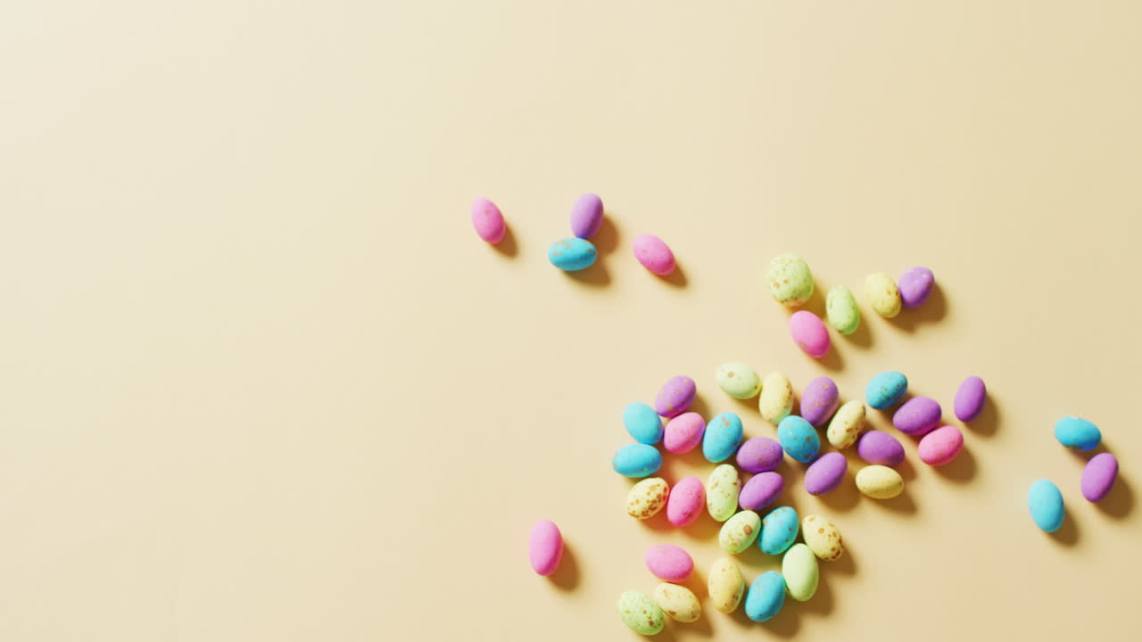 múltiples huevos de pascua coloridos en fondo amarillo con espacio de copia