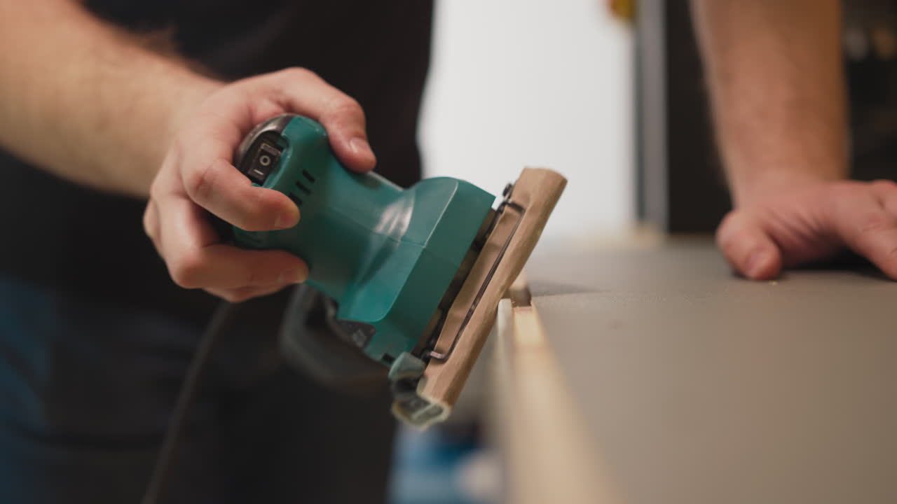 carpintero puliendo detalles de muebles de madera en el taller