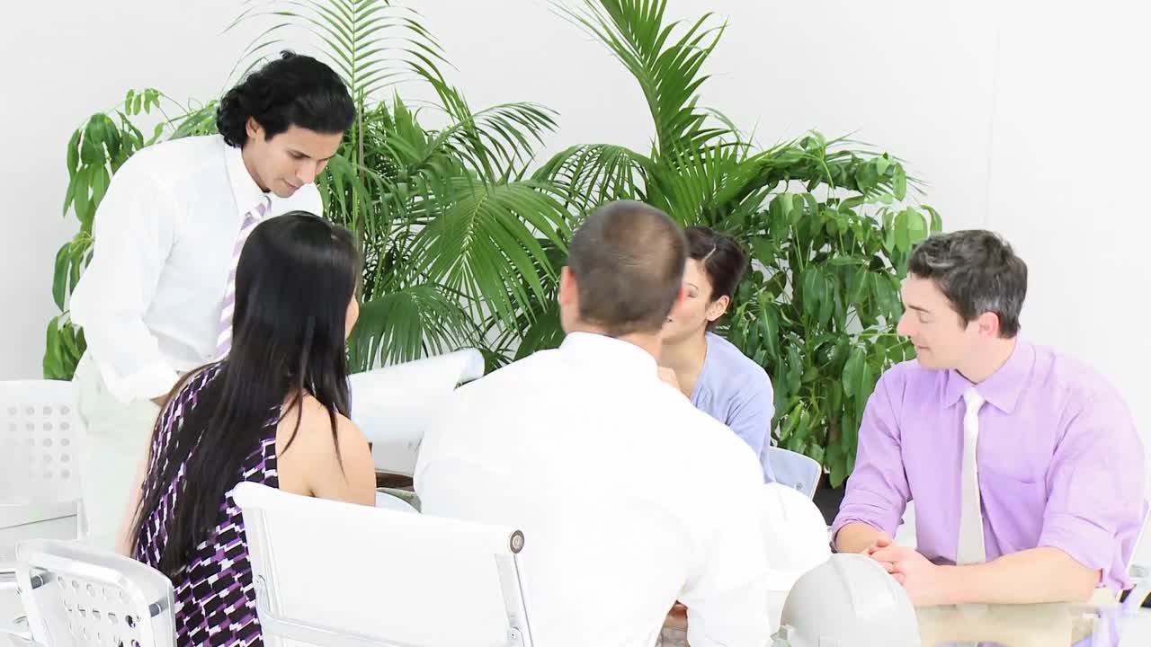 건축가 들 이 계획 을 논의 하는 회의 에서