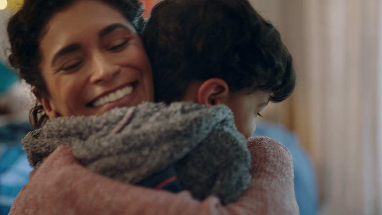 bambino felice che abbraccia la madre che si gode l'amore della madre che abbraccia il figlio a casa 4k footage