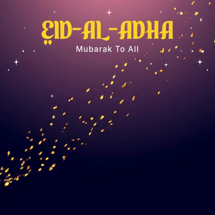 Animazione banner di auguri per Eid al-Adha con mucca, pecora, capra e silhouette di moschea sotto una luna crescente