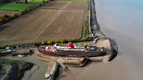 Festgemachter-Tss-Duke-Of-Lancaster-In-Ländlicher-Landschaft---Luftdrohnenaufnahme