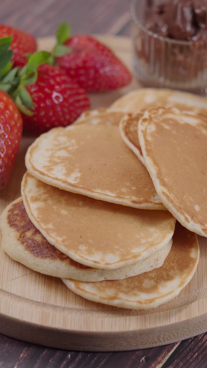 Pilha de Panquecas Douradas com Morangos Frescos e Creme de Chocolate
