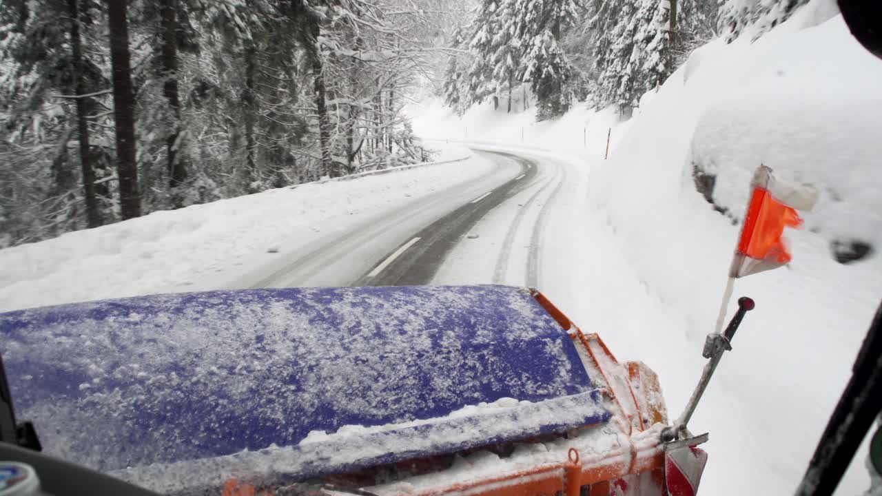 눈 쟁기는 산길에서 눈길을 치운다