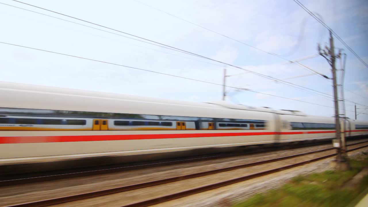 다가오는 열차의 창문에서 볼 수 있습니다. 운전하는 동안 창문에서 볼 수 있는 열차