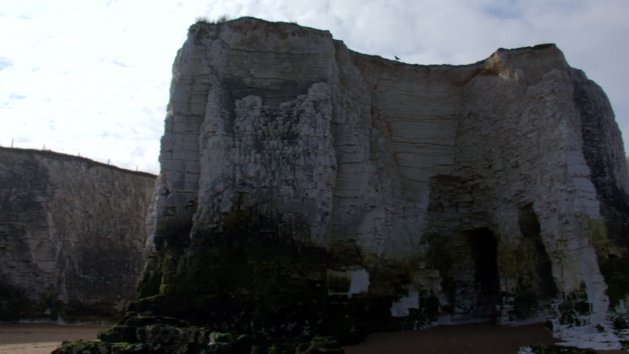 Toma panorámica amplia de los farallones de tiza y acantilados en la playa de Botany Bay durante la marea baja. En Marine Drive, Broadstairs