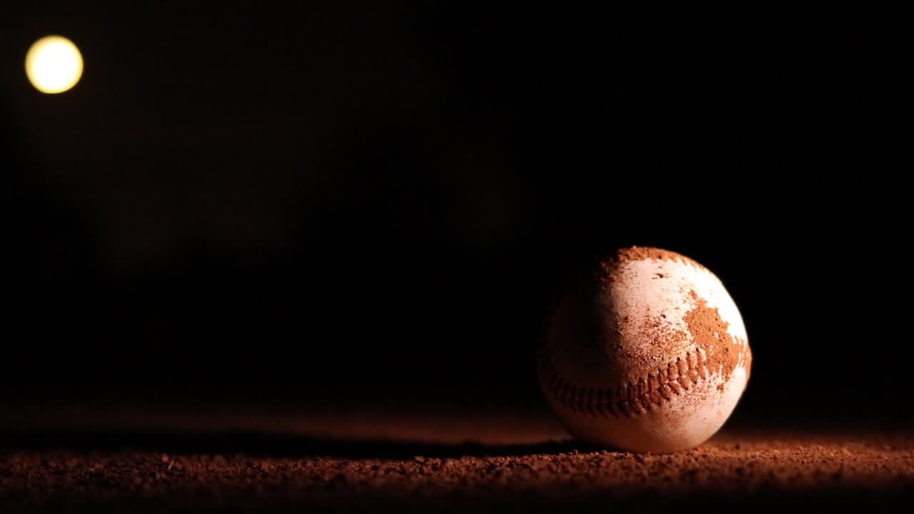 Incredibile partita di baseball e messa a fuoco sulla luna sotto le luci dello stadio