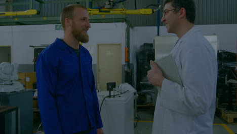 animación de la red de conexiones sobre hombres caucásicos hablando en el laboratorio de computadoras