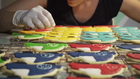 Mujer-Decora-Galletas-Caseras-En-Forma-De-Vehículo-Con-Azúcar-Glas