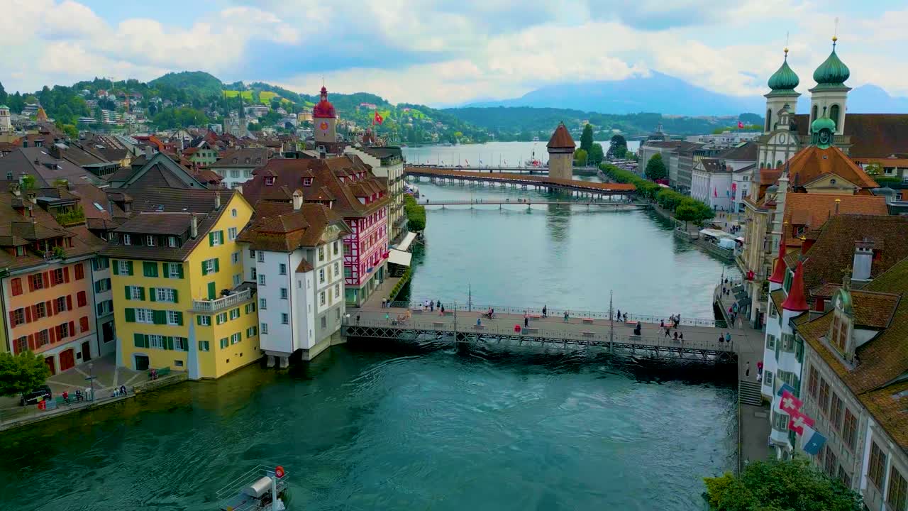 스위스 루체른의 reuss 강에 있는 사당, seebrücke, rathaussteg, geissmattbrücke 다리의 4k 드론 비디오