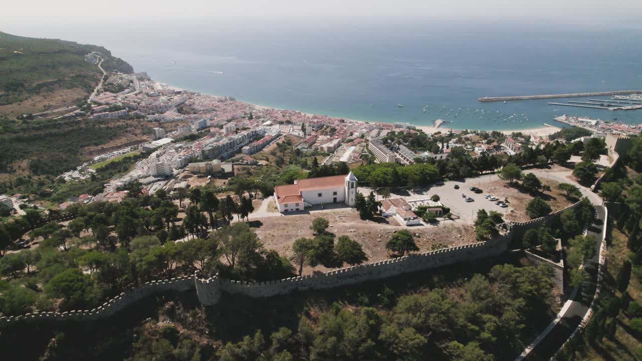 castillo de los páramos con vistas a la ciudad y la playa de sesimbra, portugal. vista aérea panorámica