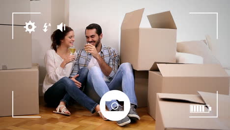 tomando fotos de una pareja con una cámara digital